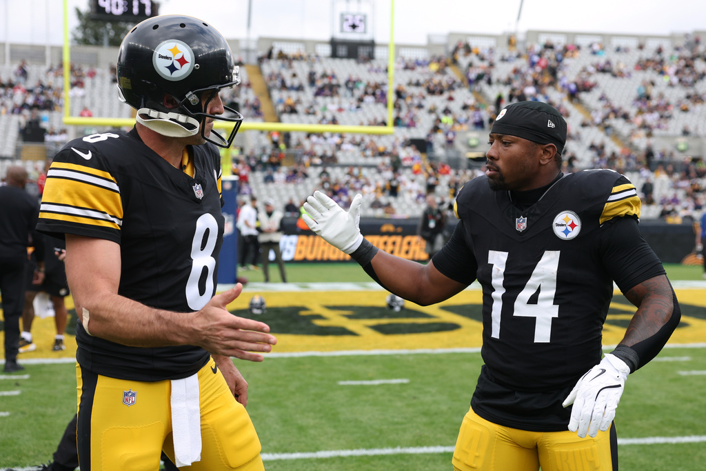 Pittsburgh Steelers quarterback Aaron Rodgers (8), left, and Pittsburgh Steelers running back Kenneth Gainwell (14) shake hands before the start of the NFL football game between Minnesota Vikings and Pittsburgh Steelers at Croke Park stadium in Dublin, Sunday, Sept. 28, 2025.(AP Photo/Ian Walton)