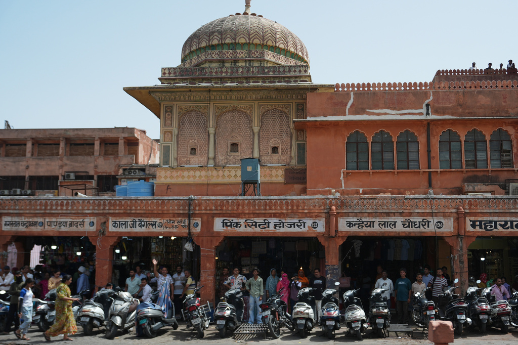 People watch as the motorcade of United States Secretary of State Marco Rubio passes through Jaipur, India, Monday, May 25, 2026. (AP Photo/Julia Demaree Nikhinson, Pool)