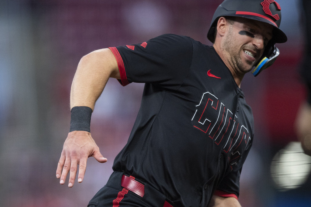 Cincinnati Reds' Spencer Steer rounds third base in the fourth inning of a baseball game against the New York Mets, Friday, Sept. 5, 2025, in Cincinnati. (AP Photo/Michael Swensen)