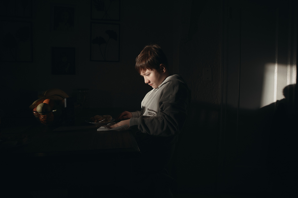 Gulhayo Yuldosheva's son, Heriberto, 11 years old, eats breakfast while using his phone in an apartment building where tenants report maintenance issues and pest infestations, in the Bronx borough of New York, Tuesday, March 17, 2026. (AP Photo/Andres Kudacki)