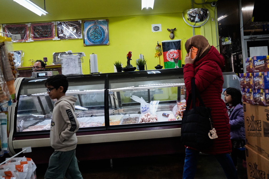 A family walks into Sana Market and Bakery, an Afghan grocery store in Carmichael, Calif., Friday, Dec. 5, 2025. (AP Photo/Godofredo A. Vásquez)