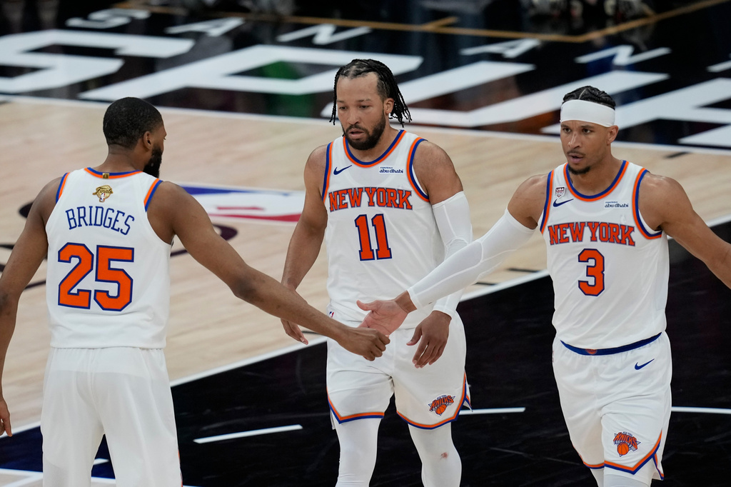 New York Knicks guard Josh Hart (3) greets guard Mikal Bridges (25) during the second half of Game 1 of the NBA Finals basketball series against the San Antonio Spurs, Wednesday, June 3, 2026, in San Antonio. (AP Photo/David J. Phillip)
