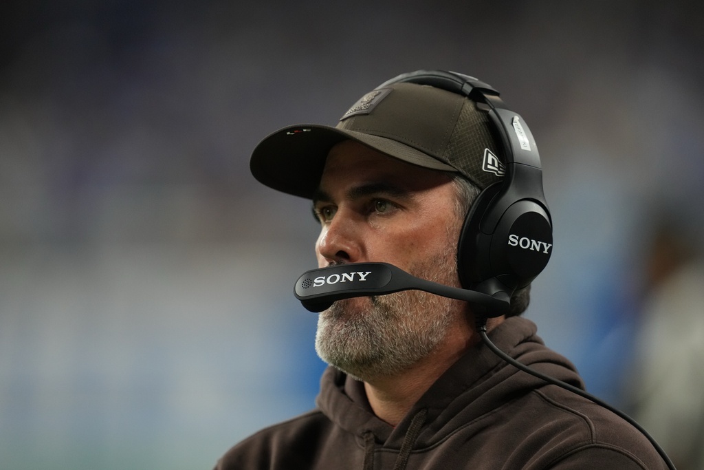 Cleveland Browns head coach Kevin Stefanski watches during the first half of an NFL football game against the Detroit Lions, Sunday, Sept. 28, 2025, in Detroit. (AP Photo/Paul Sancya)