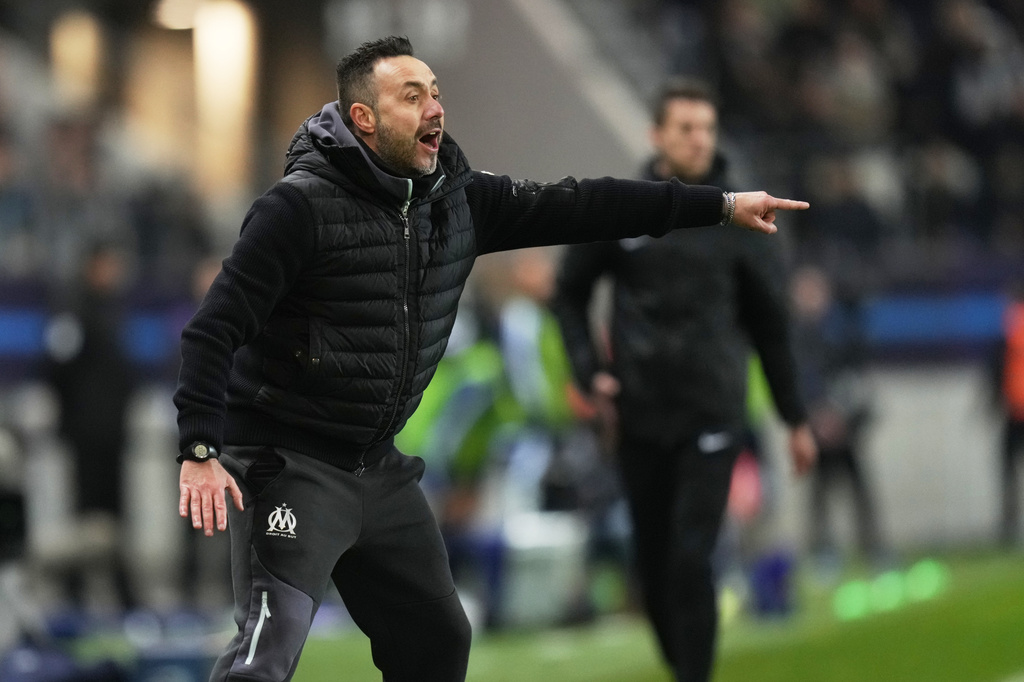 FILE - Marseille's head coach Roberto De Zerbi gives instructions during the French League One soccer match between Paris FC and Marseille in Paris, Jan. 31, 2026. (AP Photo/Thibault Camus, File)