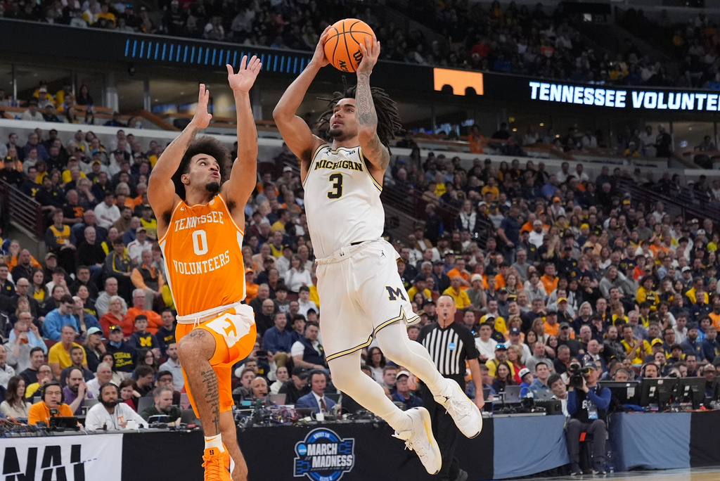 Michigan's Elliot Cadeau (3) heads to the basket as Tennessee's Ja'kobi Gillespie (0) defends during the first half in the Elite Eight of the NCAA college basketball tournament, Sunday, March 29, 2026, in Chicago. (AP Photo/Nam Y. Huh)