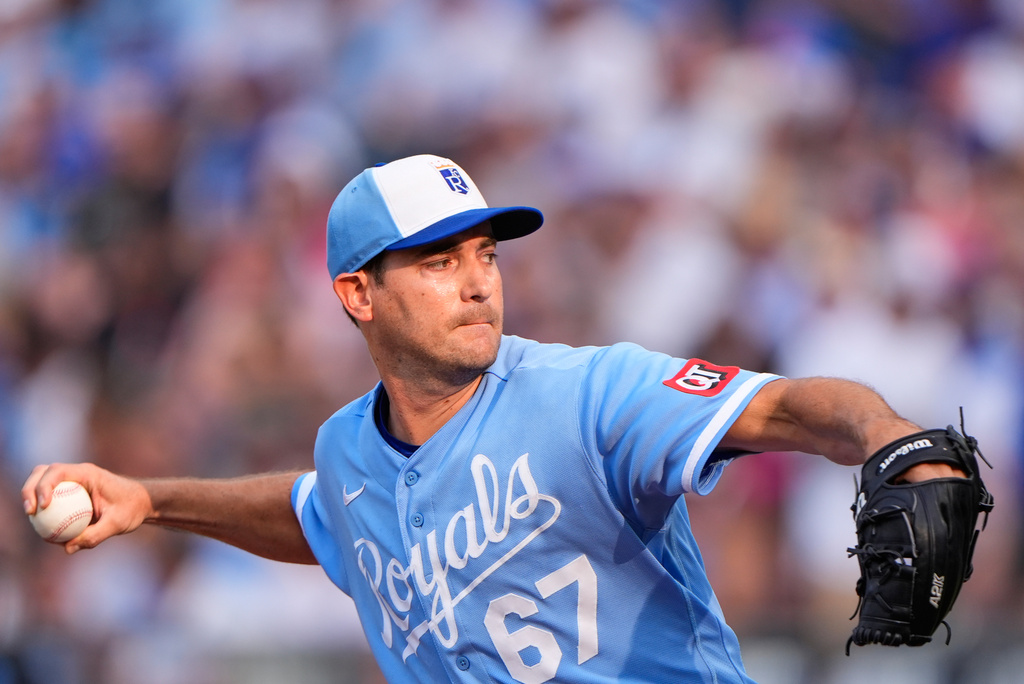 Kansas City Royals starting pitcher Seth Lugo throws during the first inning of a baseball game against the Chicago Cubs, Saturday, Aug. 8, 2026, in Kansas City, Mo. (AP Photo/Charlie Riedel)