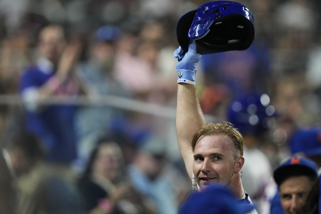 New York Mets' Pete Alonso gestures to fans after hitting a home run during the sixth inning of a baseball game against the Atlanta Braves Tuesday, Aug. 12, 2025, in New York. (AP Photo/Frank Franklin II)