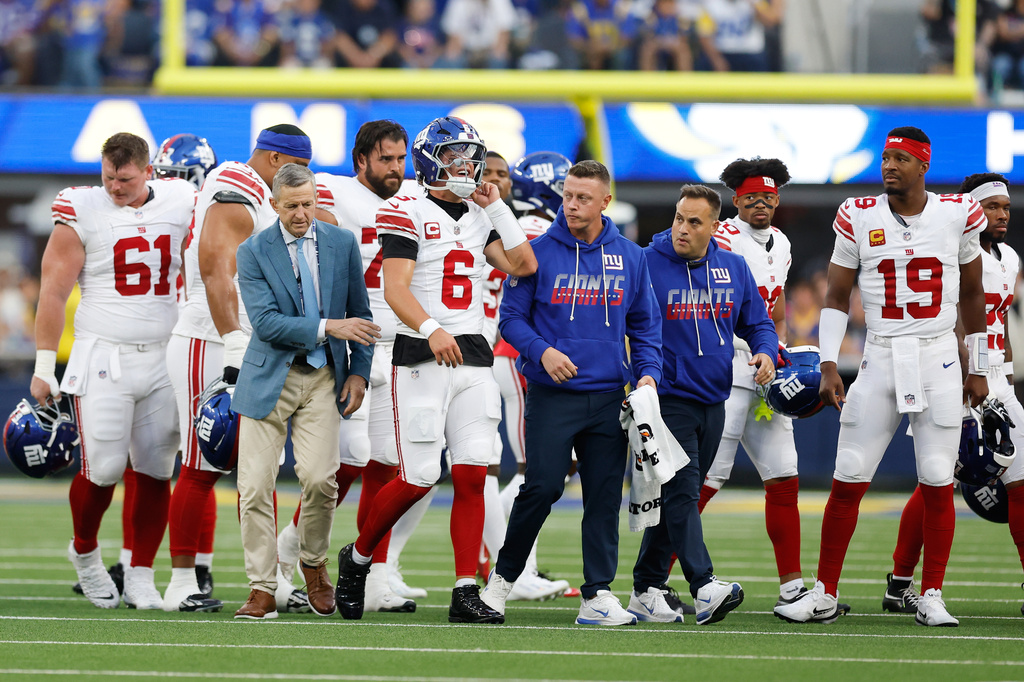New York Giants quarterback Jaxson Dart (6) walks off the field with an injury during the first half of an NFL football game against the Los Angeles Rams in Inglewood, Calif., Monday, Sept. 21, 2026. (AP Photo/Caroline Brehman)