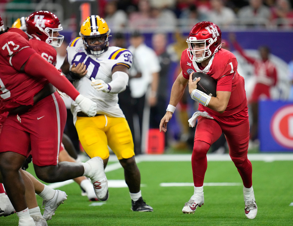 Houston quarterback Conner Weigman (1) runs the ball against LSU during the second half of the Kinder's Texas Bowl NCAA football game, Saturday, Dec. 27, 2025, in Houston. (AP Photo/Karen Warren)