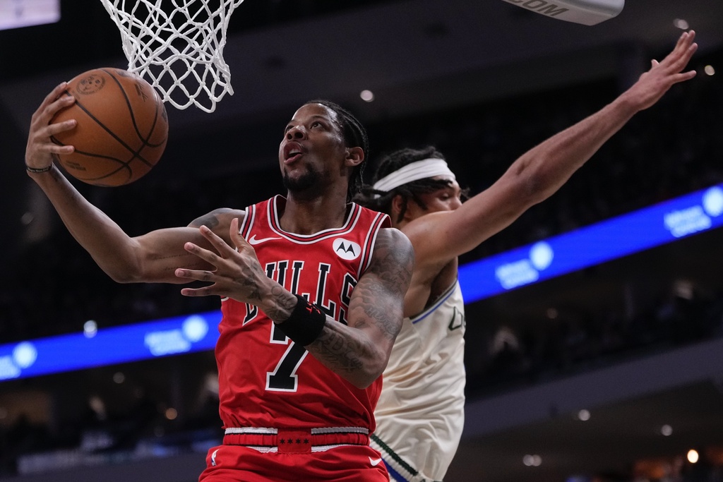 Chicago Bulls' Dalen Terry shoots past Milwaukee Bucks' Jericho Sims during the first half of an NBA basketball game Tuesday, Feb. 3, 2026, in Milwaukee. (AP Photo/Morry Gash)