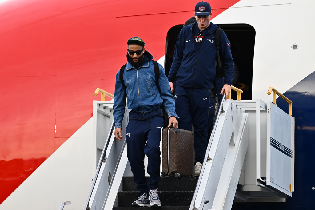 New England Patriots quarterback Drake Maye, right, arrives at San Jose Mineta International Airport in San Jose, Calif., on Sunday, Feb. 1, 2026, ahead of NFL football's Super Bowl LX. (Jose Carlos Fajardo/Bay Area News Group via AP)