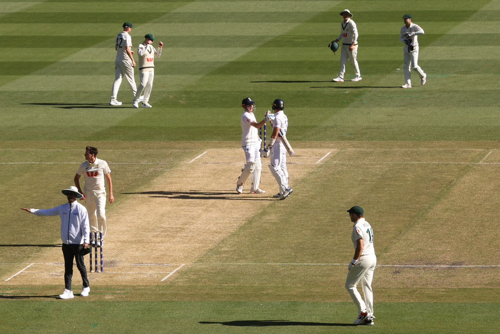 England's Jamie Smith, center right, and batting partner Harry Brook shake hands after defeating Australia on Day 2 of their Ashes cricket test match in Melbourne, Saturday, Dec. 27, 2025. (AP Photo/Hamish Blair)
