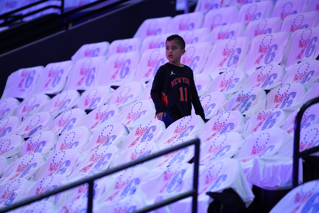 A New York Knicks' fan walks through the seats during warm-ups before Game 3 in a second-round NBA basketball playoff series against the Philadelphia 76ers Friday, May 8, 2026, in Philadelphia. (AP Photo/Matt Slocum)