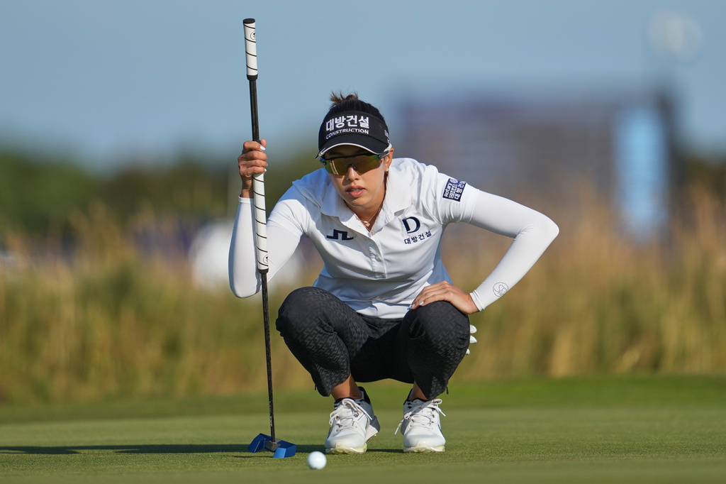 Yealimi Noh, of the Unites States, lines up a putt on the 17th green during the third round of the Women's British Open golf championship in Lytham St Annes, England, Saturday, Aug. 1, 2026. (AP Photo/Jon Super)