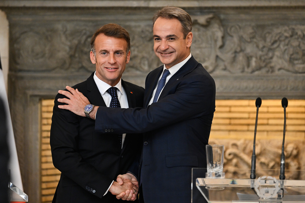 Greece's Prime Minister Kyriakos Mitsotakis, right, shakes hands with France's President Emmanuel Macron after a media conference at Maximos Mansion in Athens, Greece, Saturday, April 25, 2026. (AP Photo/Michael Varaklas)