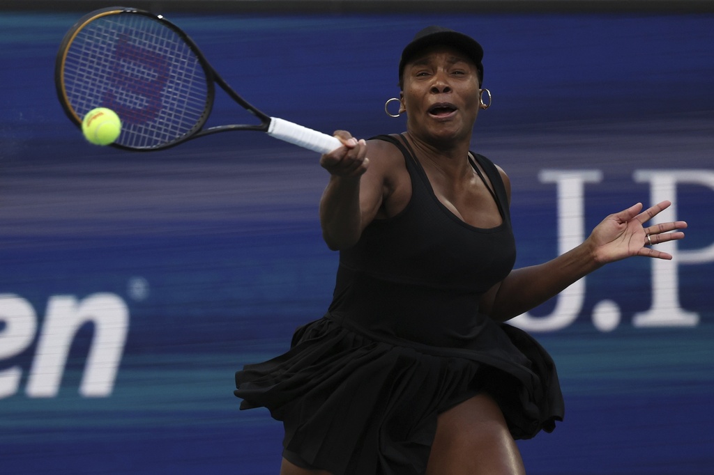 Venus Williams, of the United States, returns a shot with partner Leylah Fernandez, of Canada, during a quarterfinal doubles match at the U.S. Open tennis championships, Tuesday, Sept. 2, 2025, in New York. (AP Photo/Heather Khalifa)
