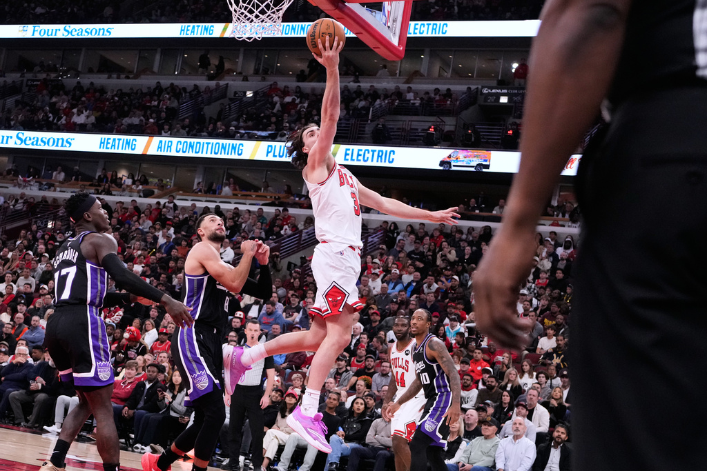 Chicago Bulls guard Josh Giddey (3) drives to the basket against the Sacramento Kings during the second half of an NBA basketball game in Chicago, Wednesday, Oct. 29, 2025. (AP Photo/Nam Y. Huh)
