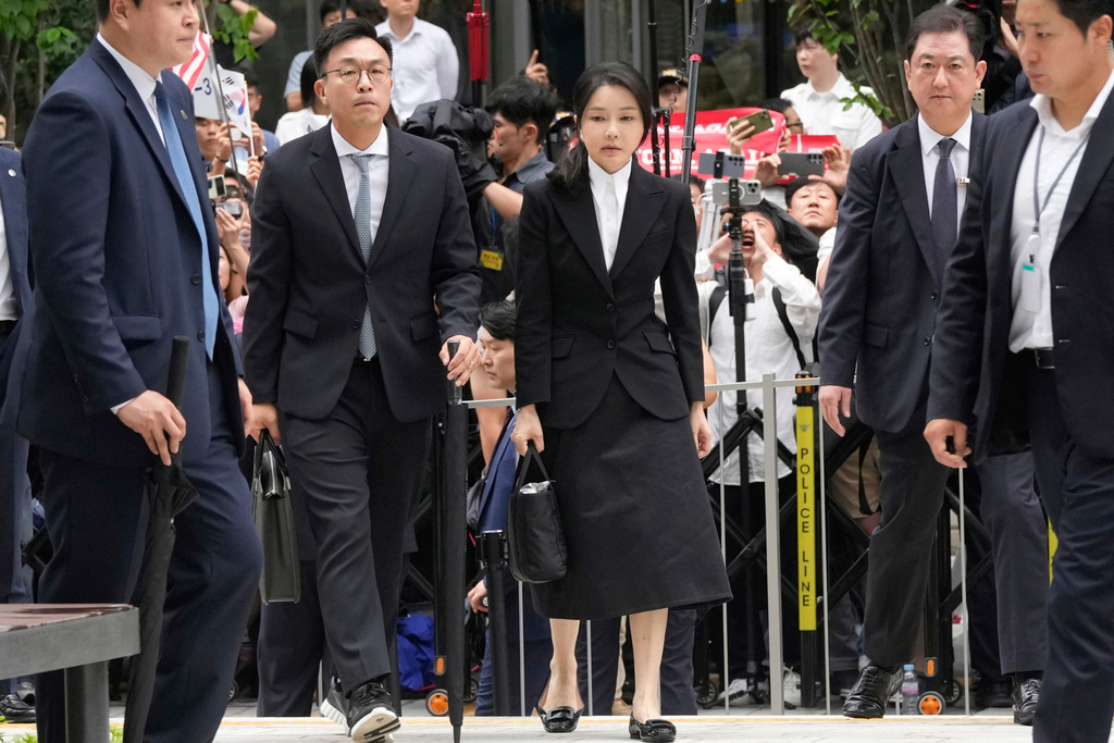 FILE - Kim Keon Hee, center, the wife of South Korea's ousted former President Yoon Suk Yeol, arrives at the special prosecutor's office in Seoul, South Korea, Aug. 6, 2025. (AP Photo/Ahn Young-joon, File)