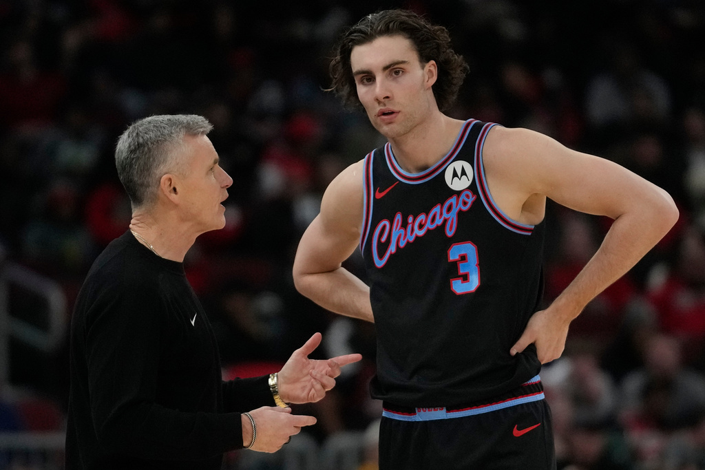 Chicago Bulls head coach Billy Donovan, left, talks to guard Josh Giddey (3) during the first half of an NBA basketball game against the Cleveland Cavaliers, Wednesday, Dec. 17, 2025, in Chicago. (AP Photo/Erin Hooley)