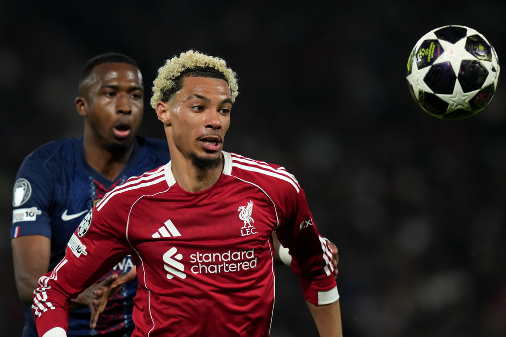 PSG's Willian Pacho, left, and Liverpool's Hugo Ekitike challenge for the ball during the Champions League quarterfinal first leg soccer match between Paris Saint-Germain and Liverpool in Paris, Wednesday, April 8, 2026. (AP Photo/Thibault Camus)