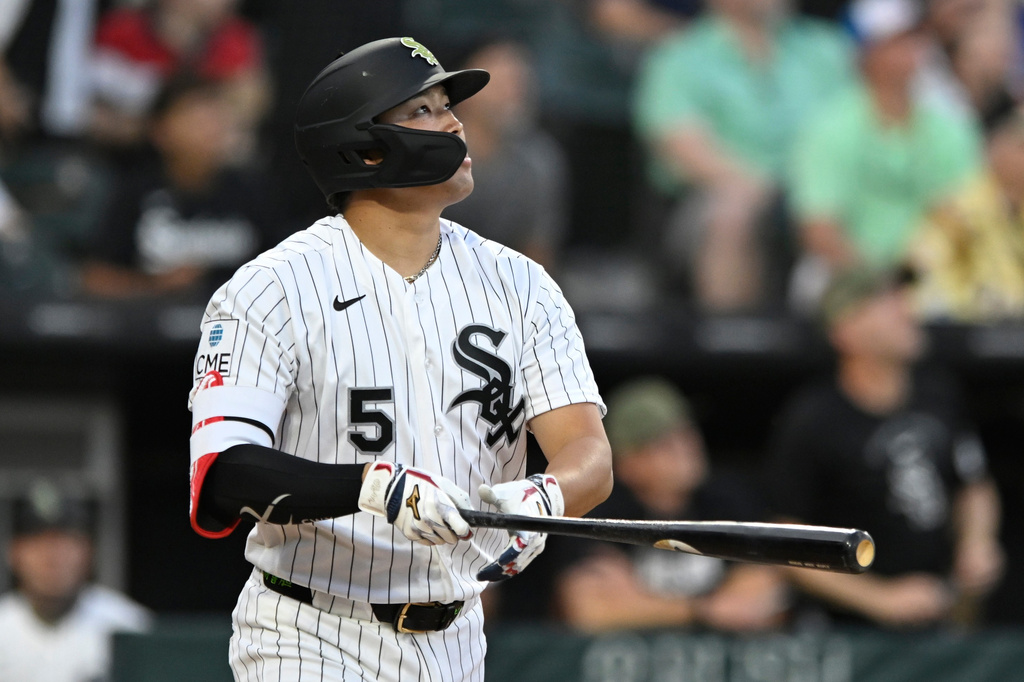 Chicago White Sox's Munetaka Murakami watches his two-run home run during the fifth inning of a baseball game against the Chicago Cubs in Chicago, Saturday, May 16, 2026. (AP Photo/Paul Beaty)
