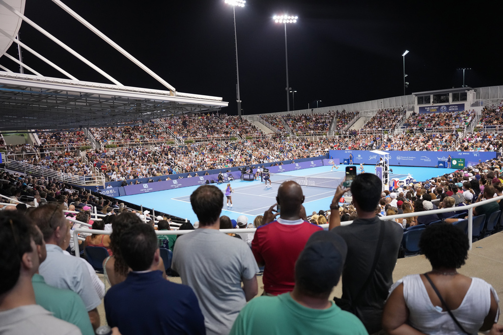 Fans watch a women's doubles match between Serena Williams and Venus Williams, both of the United States, and Marta Kostyuk, of Ukraine, and Peyton Stearns, also of the United States, at the Cincinnati Open tennis tournament, Monday, Aug. 17, 2026, in Mason, Ohio. (AP Photo/Kareem Elgazzar)