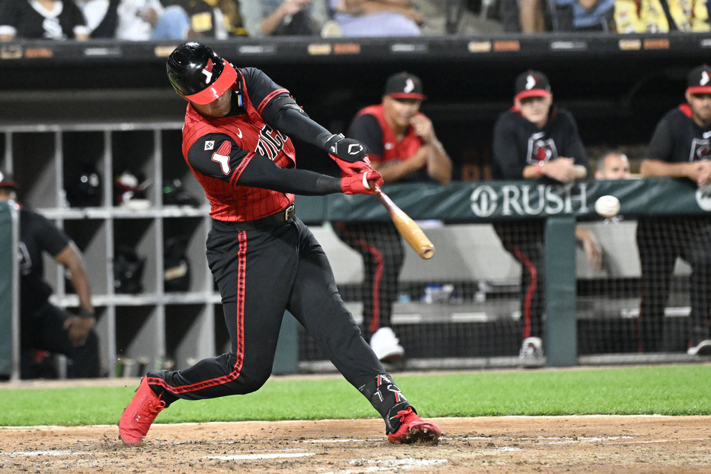 Chicago White Sox's Curtis Mead hits an RBI single during the fourth inning of a baseball game against the San Diego Padres, Friday, Sept. 19, 2025, in Chicago. (AP Photo/Matt Marton)