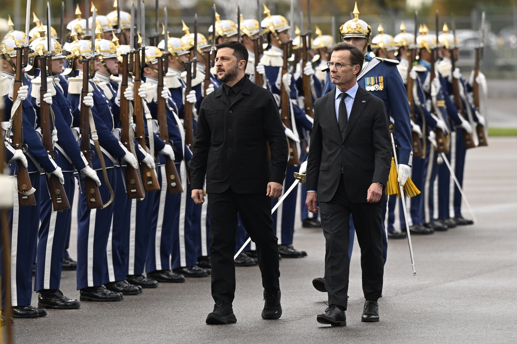 Sweden's Prime Minister Ulf Kristersson welcomes Ukrainian President Volodymyr Zelenskyy as he arrives, in Linköping, Sweden, Wednesday, Oct. 22, 2025. (Fredrik Sandberg/TT News Agency via AP)