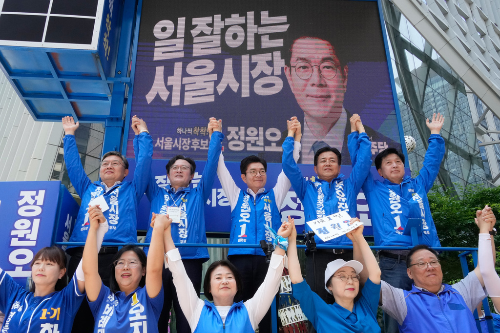 Seoul mayoral candidate Chong Won-o, top center, of the ruling Democratic Party raises his hands with his party members during an election campaign for June 3 nationwide simultaneous local elections in Seoul, South Korea, Tuesday, June 2, 2026. (AP Photo/Ahn Young-joon)