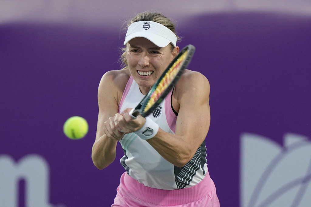 Ekaterina Alexandrova of Russia returns a shot to Iga Swiatek of Poland during the final match of the Korea Open tennis championships at Seoul Olympic Park Tennis Center in Seoul, South Korea, Sunday, Sept. 21, 2025. (AP Photo/Ahn Young-joon)