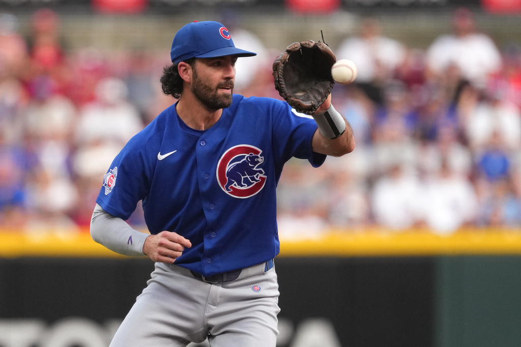 Chicago Cubs shortstop Dansby Swanson fields a ground ball during the first inning of a baseball game against the Cincinnati Reds, Saturday, Sept. 19, 2026, in Cincinnati. (AP Photo/Kareem Elgazzar)
