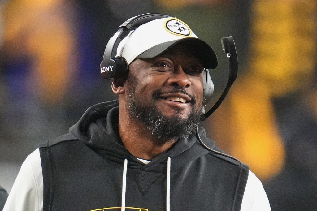 FILE - Pittsburgh Steelers head coach Mike Tomlin, center, stands on the sidelines during the second half of an NFL football game against the Baltimore Ravens in Pittsburgh, Jan. 4, 2026. (AP Photo/Gene J. Puskar, File)