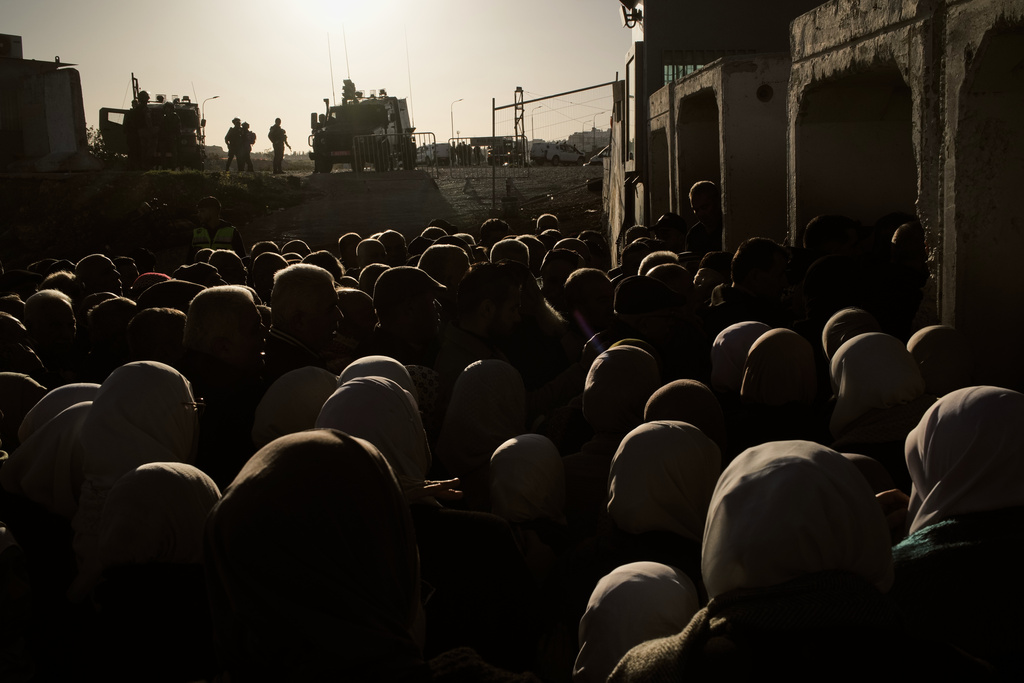 Palestinian worshippers line up to pass through the Israeli military Qalandia checkpoint between the West Bank city of Ramallah and Jerusalem on their way to attend Friday prayers at Al-Aqsa Mosque during the Muslim holy month of Ramadan, Friday, Feb. 20, 2026. (AP Photo/Leo Correa)