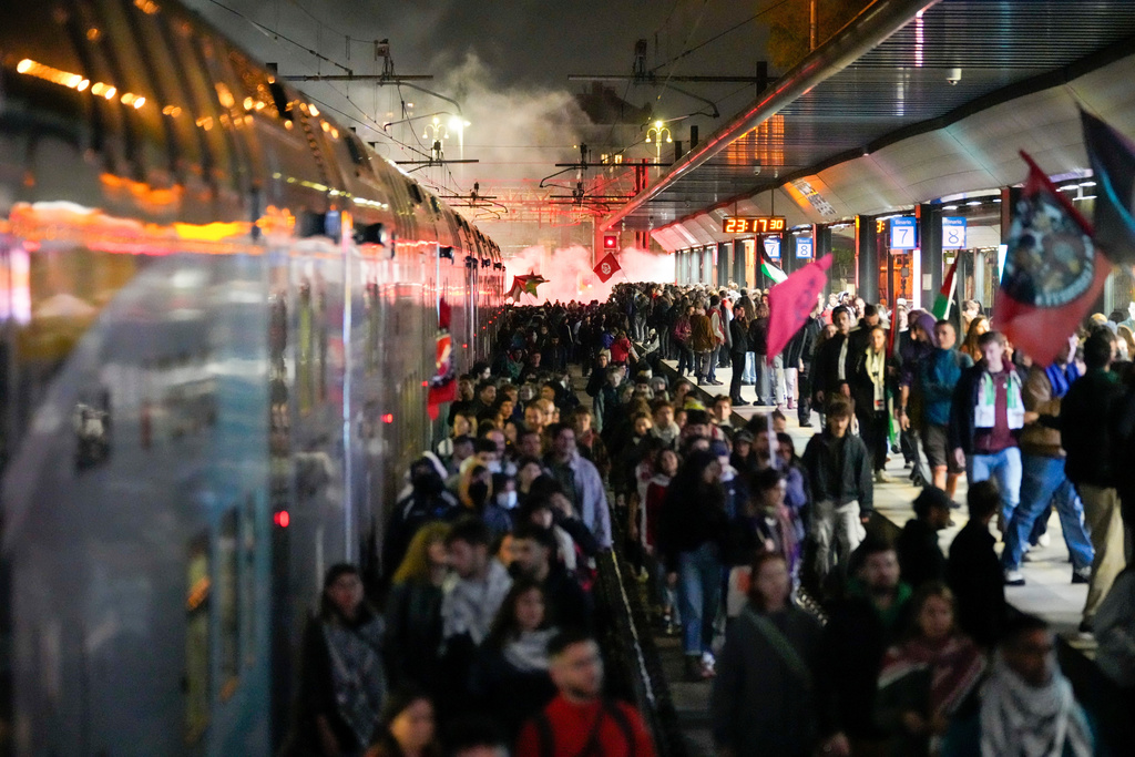 Pro-Palestinian demonstrators flood the rail track at Milan's Cadorna railway station, Italy, late Wednesday, Oct. 1, 2025, after news that a Gaza-bound aid flotilla had been intercepted by Israeli forces in the Mediterranean Sea. (AP Photo/Luca Bruno)