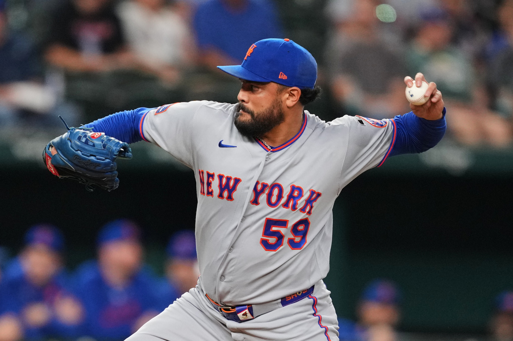 New York Mets pitcher Sean Manaea throws to the Texas Rangers in the first inning of a baseball game Tuesday, Sept. 22, 2026, in Arlington, Texas. (AP Photo/Tony Gutierrez)