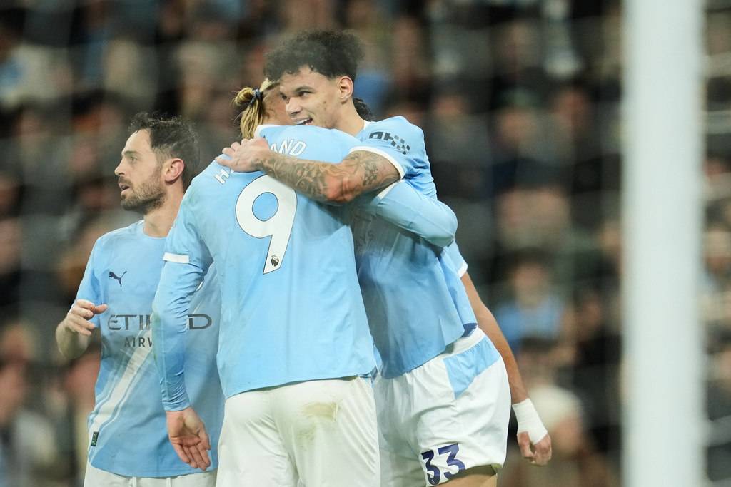 Manchester City's Nico O'Reilly hugs Manchester City's Erling Haaland after scoring during the English Premier League soccer match between Manchetser City nad Newcastle in Manchester, England, Saturday, Feb. 21, 2026. (AP Photo/Jon Super)