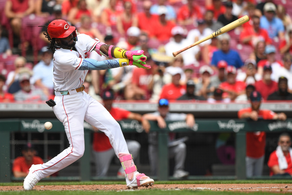 Cincinnati Reds' Elly De La Cruz looses control of the bat and strikes out during the third inning of the first game of a baseball double header against the St. Louis Cardinals, Monday, Aug. 17, 2026, in Cincinnati. (AP Photo/Tanner Pearson)