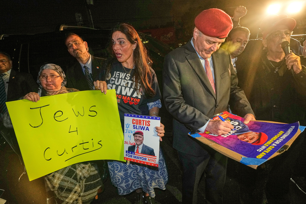 New York mayoral candidate Curtis Sliwa rallies with supporters at one of his campaign offices, in the Brooklyn borough of New York, Monday, Nov. 3, 2025. (AP Photo/Richard Drew)