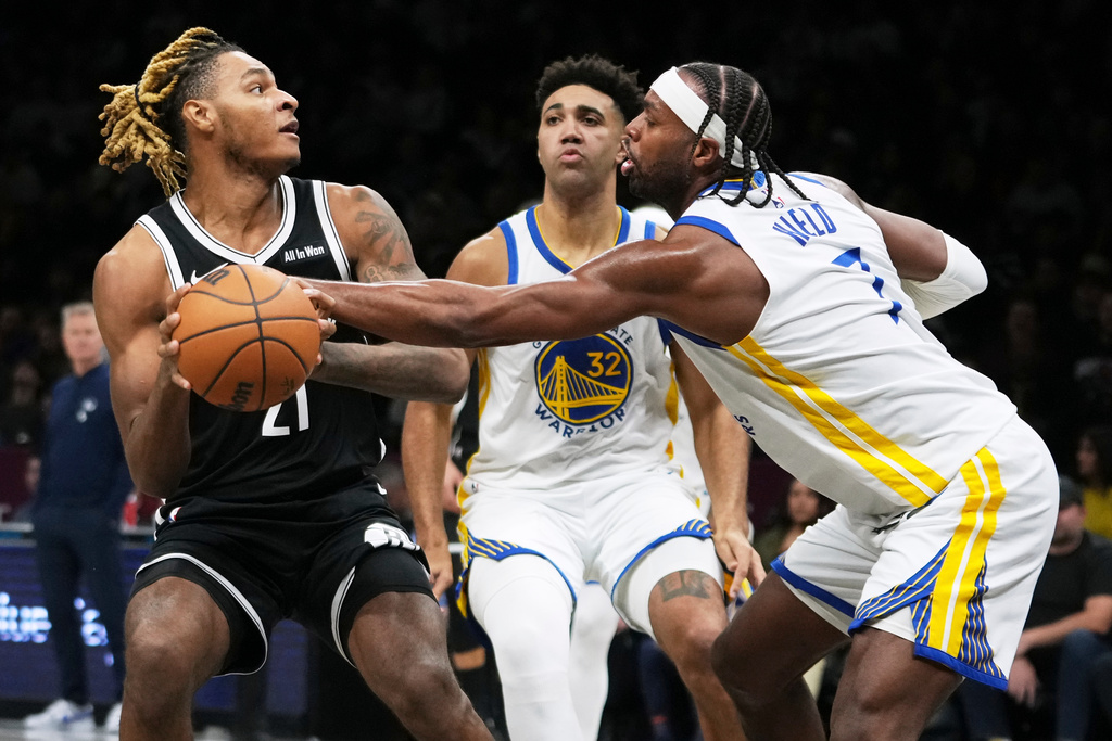 Golden State Warriors' Will Richard (3) defends Brooklyn Nets' Noah Clowney (21) during the first half of an NBA basketball game Monday, Dec. 29, 2025, in New York. (AP Photo/Frank Franklin II)