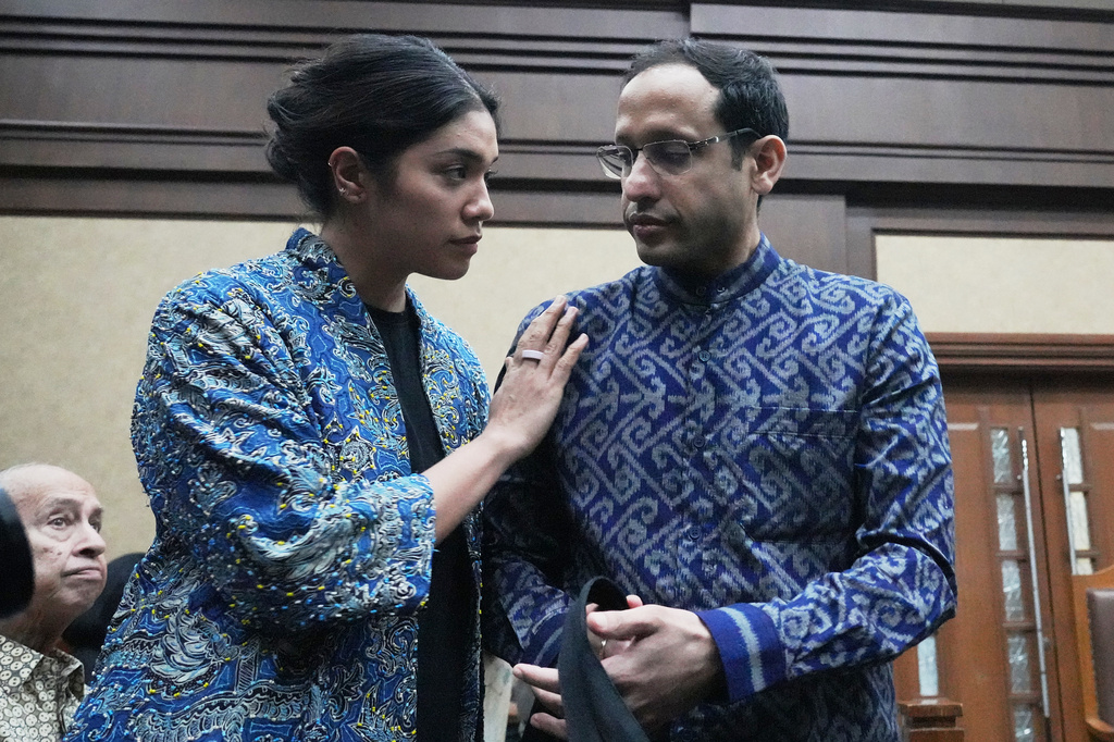 Nadiem Anwar Makarim, right, former Education Minister and the co-founder of Indonesia's payments platform and ride-hailing and payments company Gojek, who is accused of corruption in a government project to procure school laptops, talks to his wife Franka Franklin Makarim before the start of his trial hearing at the Corruption Court in Jakarta, Indonesia, Monday, April 20, 2026. (AP Photo/Achmad Ibrahim)