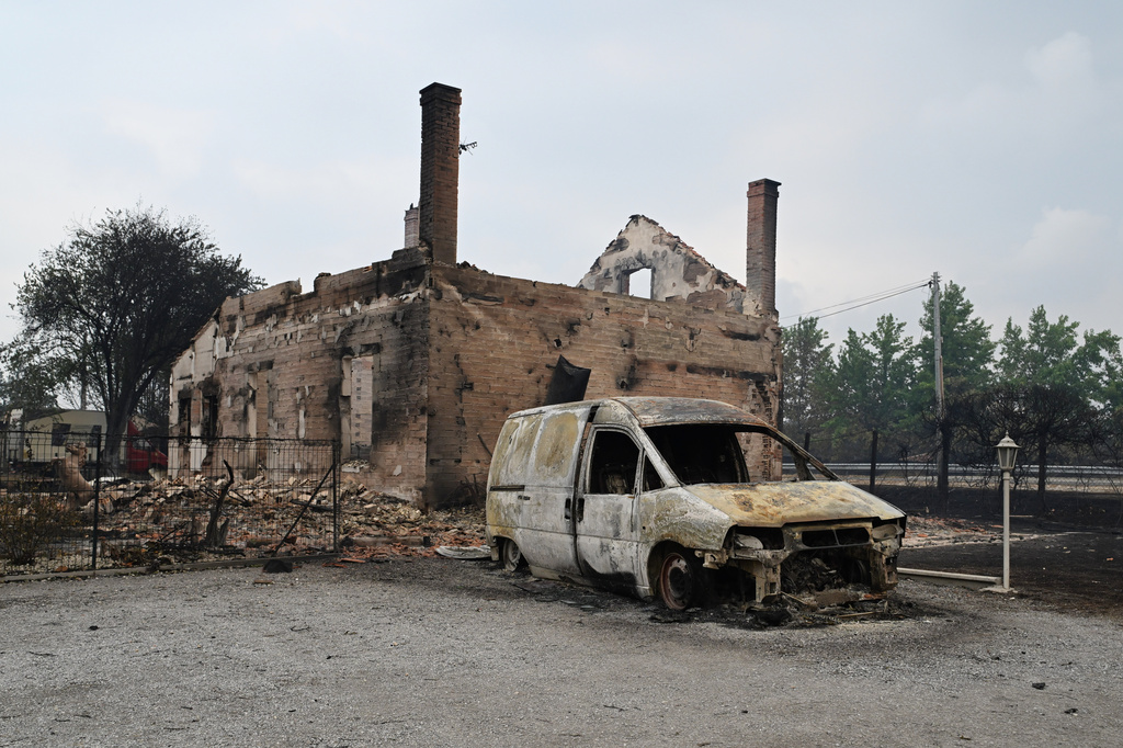 A view of a burned house and vehicle, in Lanton, in the Lege-Cap-Ferret region, southwestern France, Saturday, July 25, 2026. (AP Photo/Emma Da Silva)