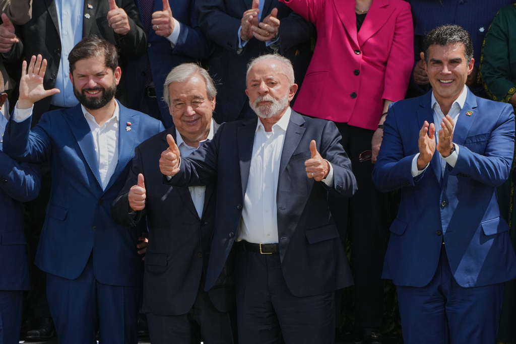 De izquierda a derecha, el presidente chileno Gabriel Boric Font; el secretario general de la ONU, António Guterres; el presidente brasileño Luiz Inácio Lula da Silva, y el gobernador del estado Pará, Helder Barbalho, posan para una foto grupal en la cumbre climática COP30, el viernes 7 de noviembre de 2025, en Belém, Brasil. (AP Foto/Fernando Llano)