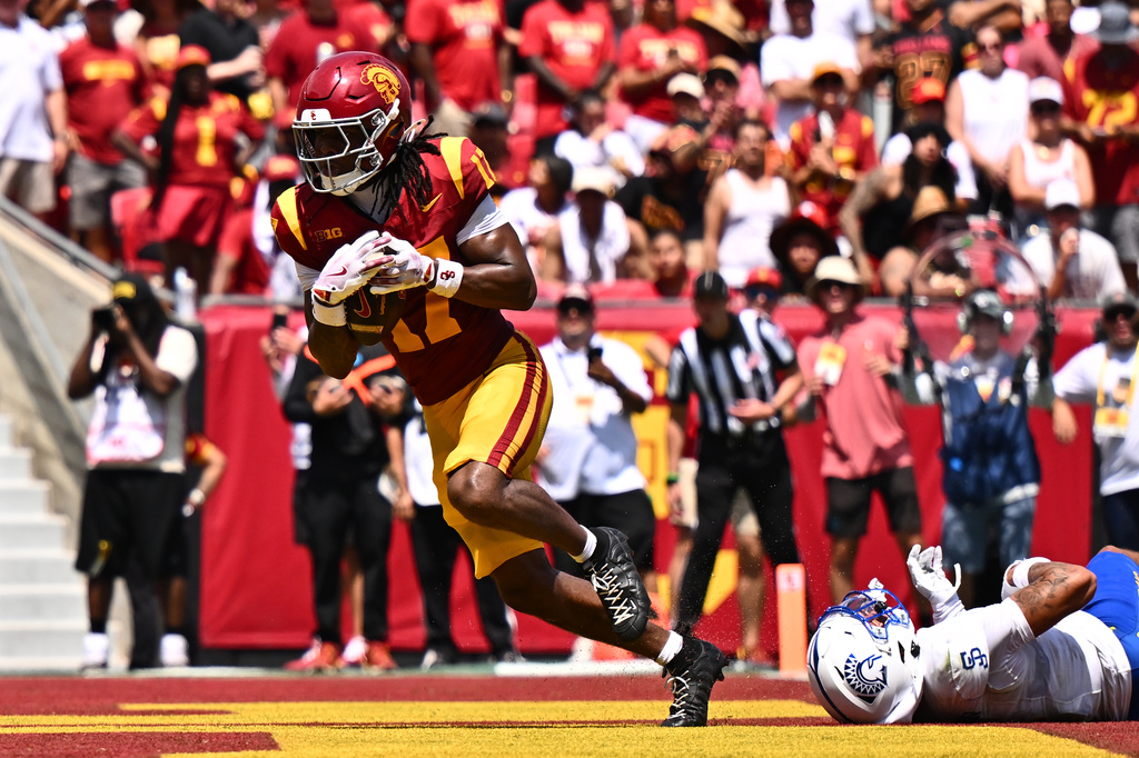 Southern California wide receiver Kayden Dixon-Wyatt, left, completes a touchdown during the first half of an NCAA college football game against San Jose State, Saturday, Aug. 29, 2026, in Los Angeles. (AP Photo/William Liang)