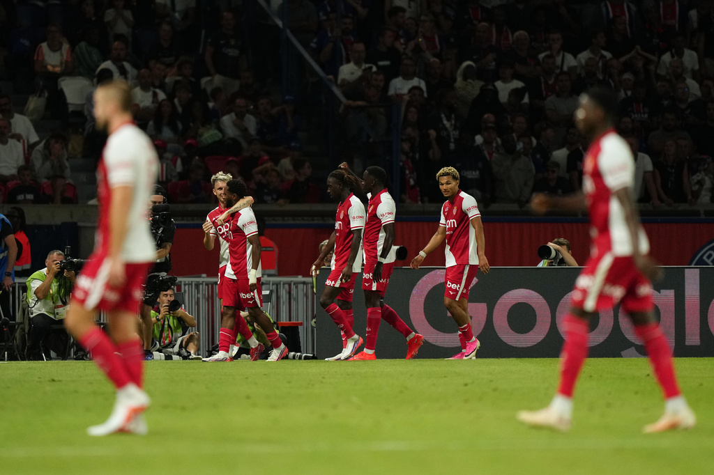 Monaco's players celebrate after Monaco's Stanis Idumbo, third form left, scored his side's second goal during the French League One soccer match between Paris Saint-Germain, and Monaco, in Paris, France, Friday, Sept. 4, 2026. (AP Photo/Aurelien Morissard)