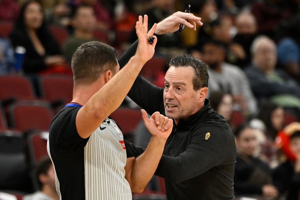 Cleveland Cavaliers head coach Kenny Atkinson, right, argues with a referee during the first half of an NBA basketball preseason game against the Chicago Bulls in Chicago, Thursday, Oct. 9, 2025. (AP Photo/Paul Beaty)