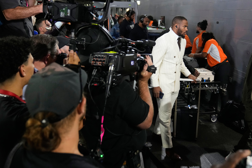 Green Bay Packers' Micah Parson arrives for an NFL football game against the Dallas Cowboys Sunday, Sept. 28, 2025, in Arlington, Texas. (AP Photo/Jeffrey McWhorter)