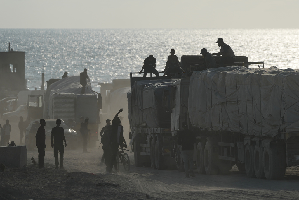 CORRECTS TRUCKS CARRYING COMMERCIAL GOODS, NOT HUMANITARIAN AID.- Trucks carrying commercial goods drive through Gaza City after entering from Israel via the Zikim crossing, northern Gaza Strip, Thursday, Nov. 13, 2025. (AP Photo/Jehad Alshrafi)