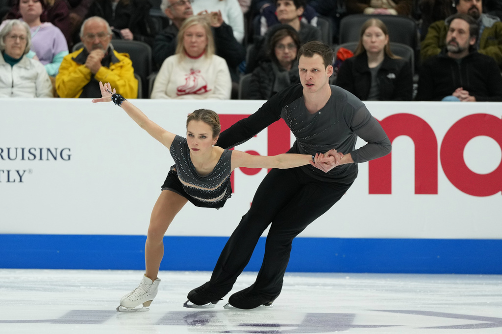 Alisa Efimova and Misha Mitrofanov compete during the pairs short program at the U.S. Figure Skating Championships, Wednesday, Jan. 7, 2026, in St. Louis. (AP Photo/Stephanie Scarbrough)