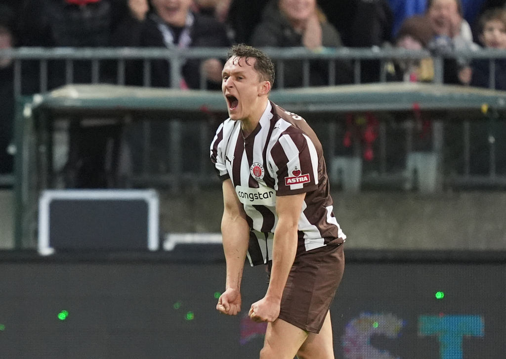 St. Pauli's Martijn Kaars celebrates after scoring the opening goal during the German Bundesliga soccer match between FC St. Pauli and 1. FC Heidenheim in Hamburg, Germany, Saturday, Dec. 13, 2025. (Marcus Brandt/dpa via AP)