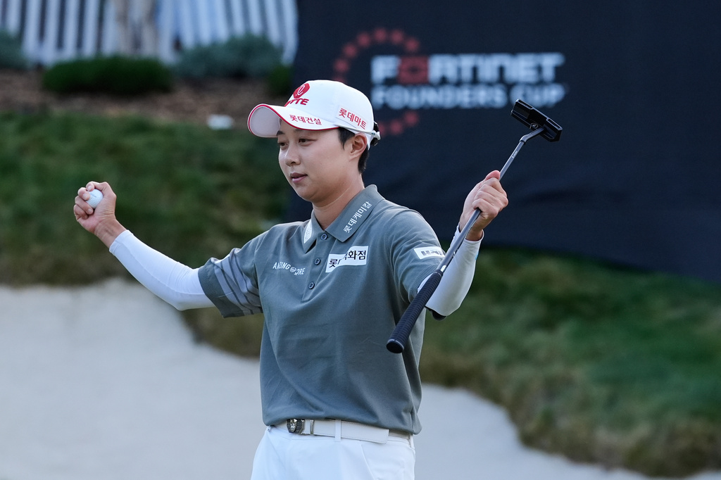Hyo Joo Kim, of South Korea, celebrates on the 18th green after winning the LPGA Fortinet Founders Cup golf tournament, Sunday, March 22, 2026, in Menlo Park, Calif. (AP Photo/Godofredo A. Vásquez)